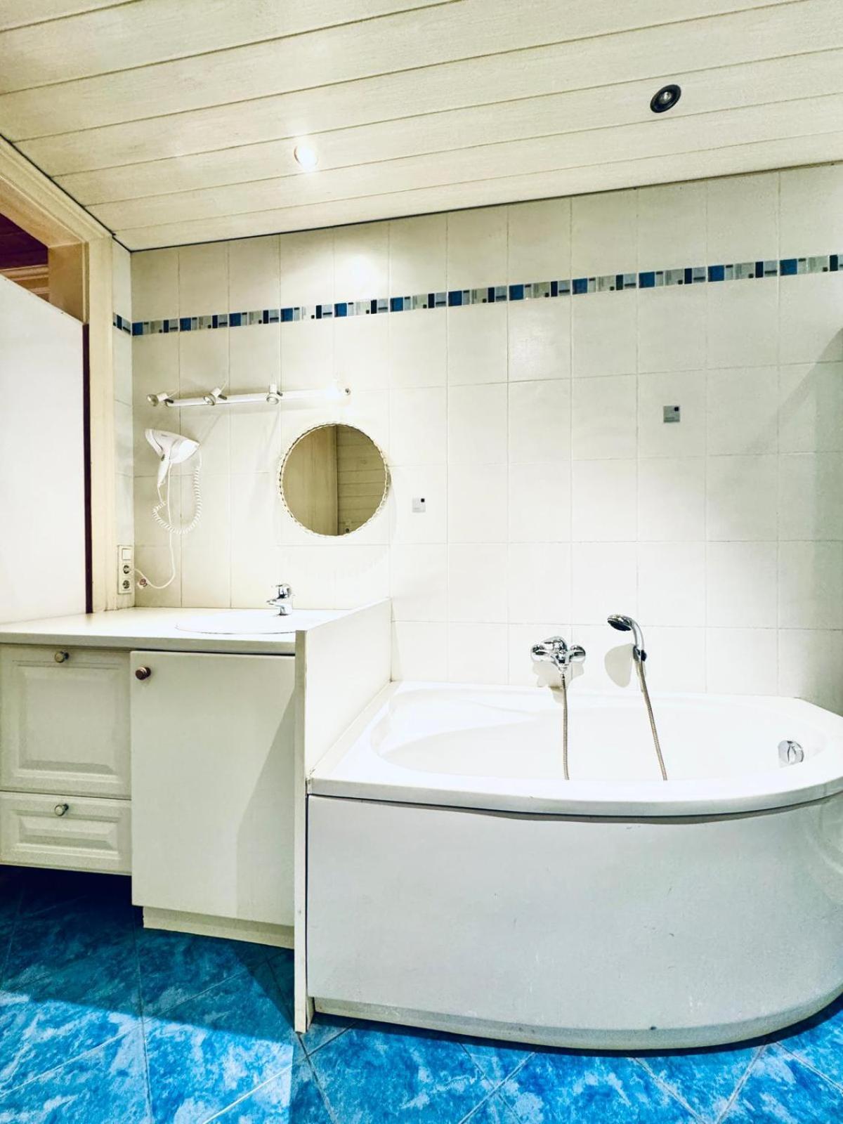 Cozy 4br For Up To 12people, 10minutes To Fac Platz Apartment *